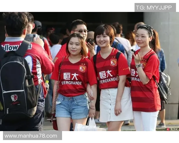 恒大足球队在香港录相活动中展现风采与激情引发球迷热烈反响